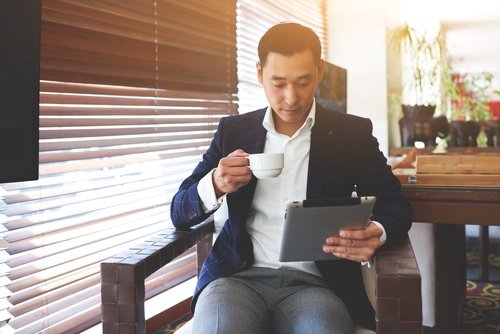 Businessman-drinking-coffee.jpg