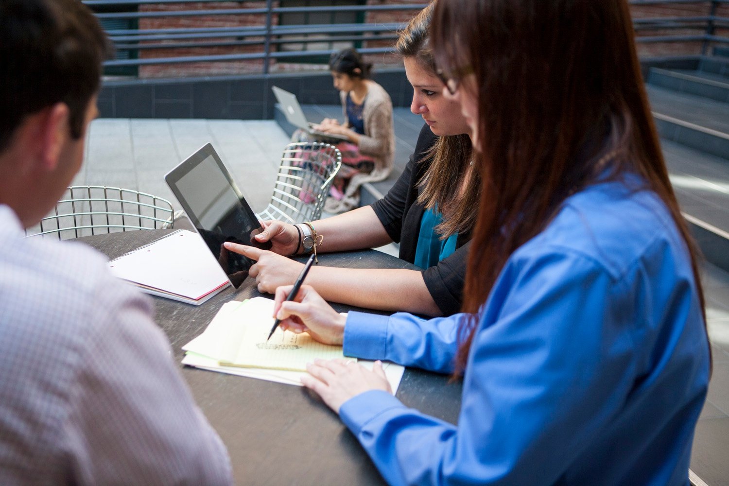 people_meeting_project_laptop.jpg